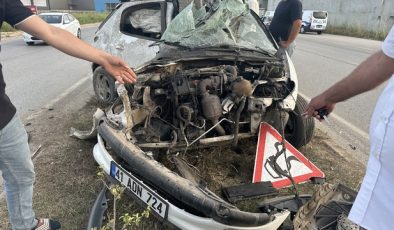 Adana’da, refüjdeki ağaca çarpan otomobilin sürücüsü ağır yaralandı